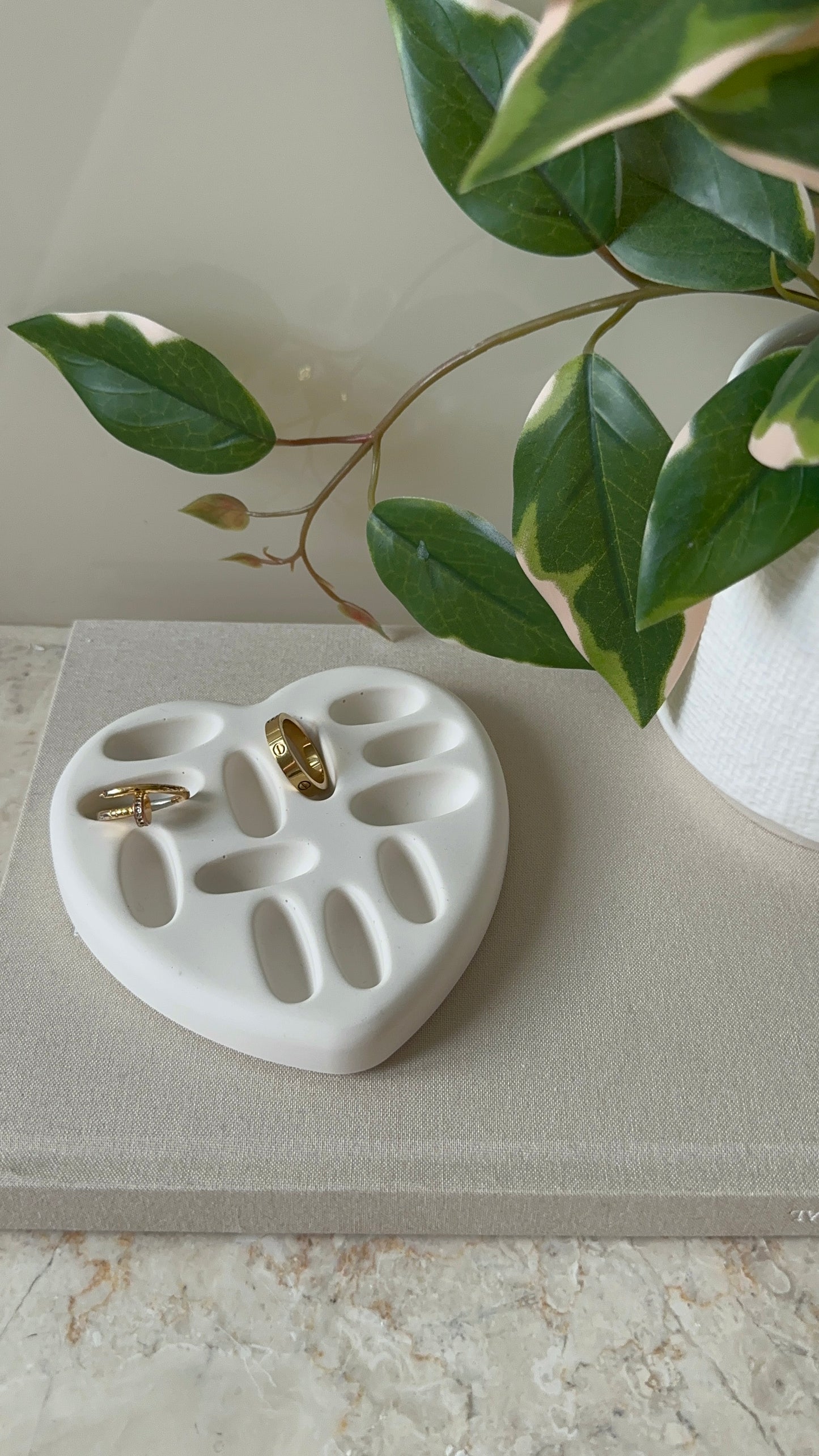 Heart ring holder tray